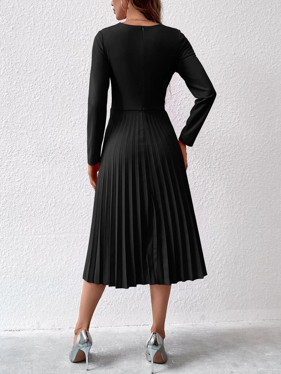 Kleid mit gekerbtem, elegantem Faltensaum