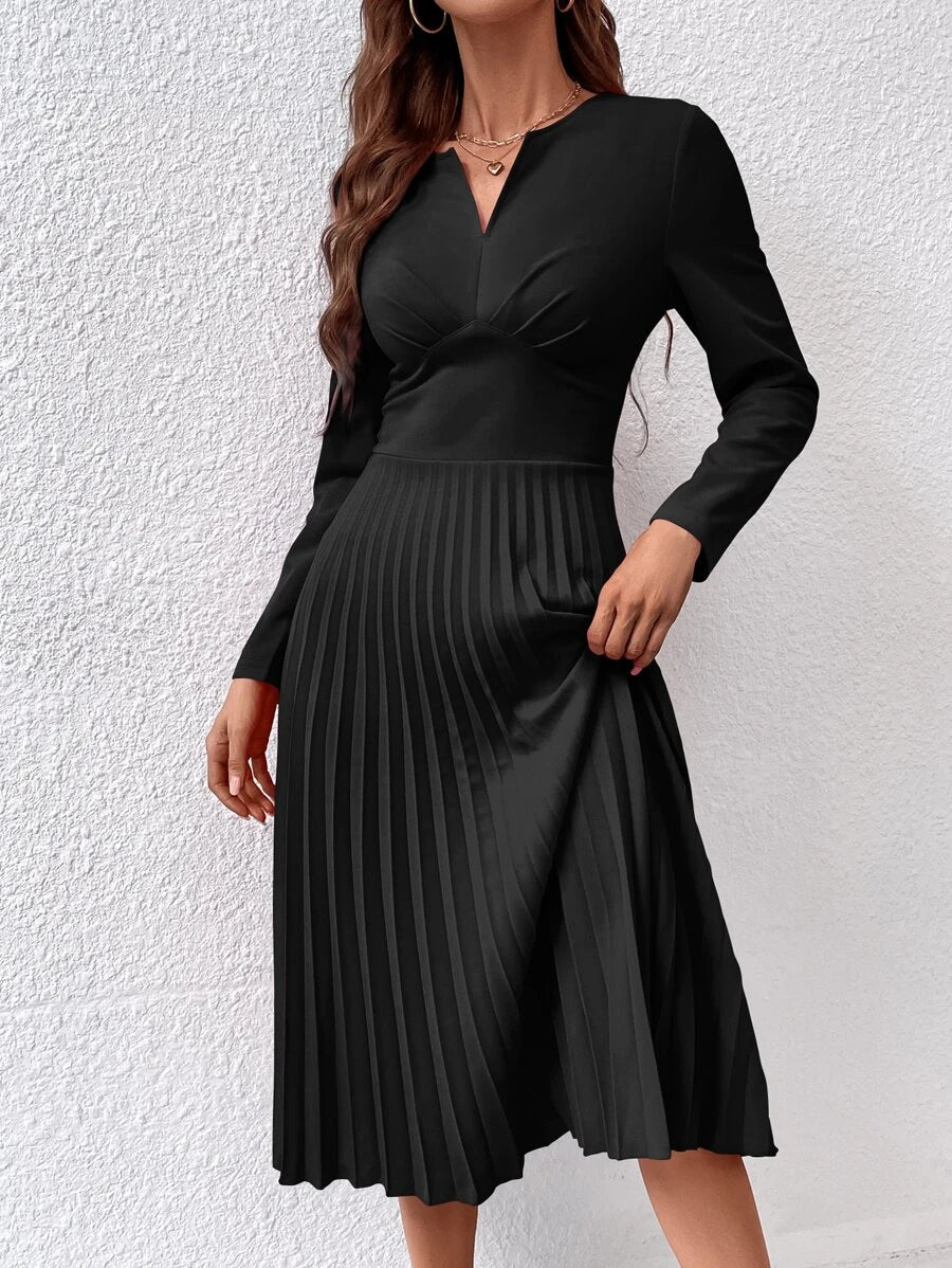 Kleid mit gekerbtem, elegantem Faltensaum