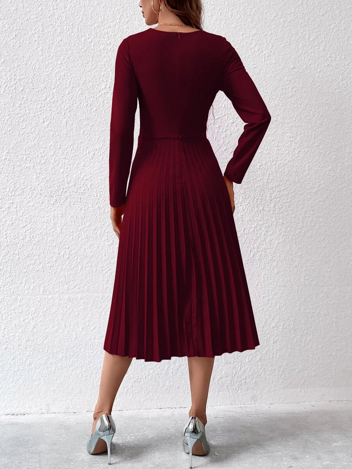Kleid mit gekerbtem, elegantem Faltensaum