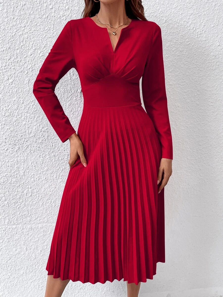 Kleid mit gekerbtem, elegantem Faltensaum