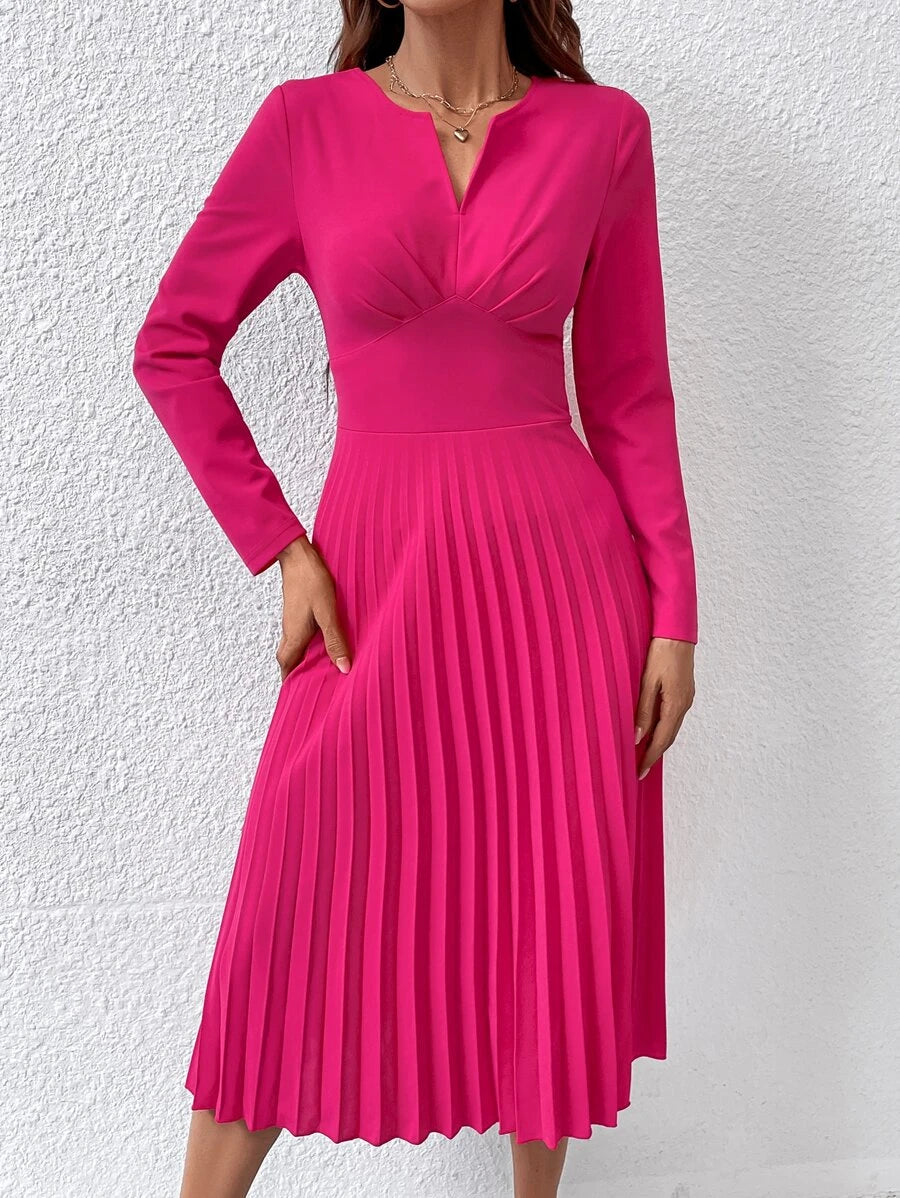 Kleid mit gekerbtem, elegantem Faltensaum