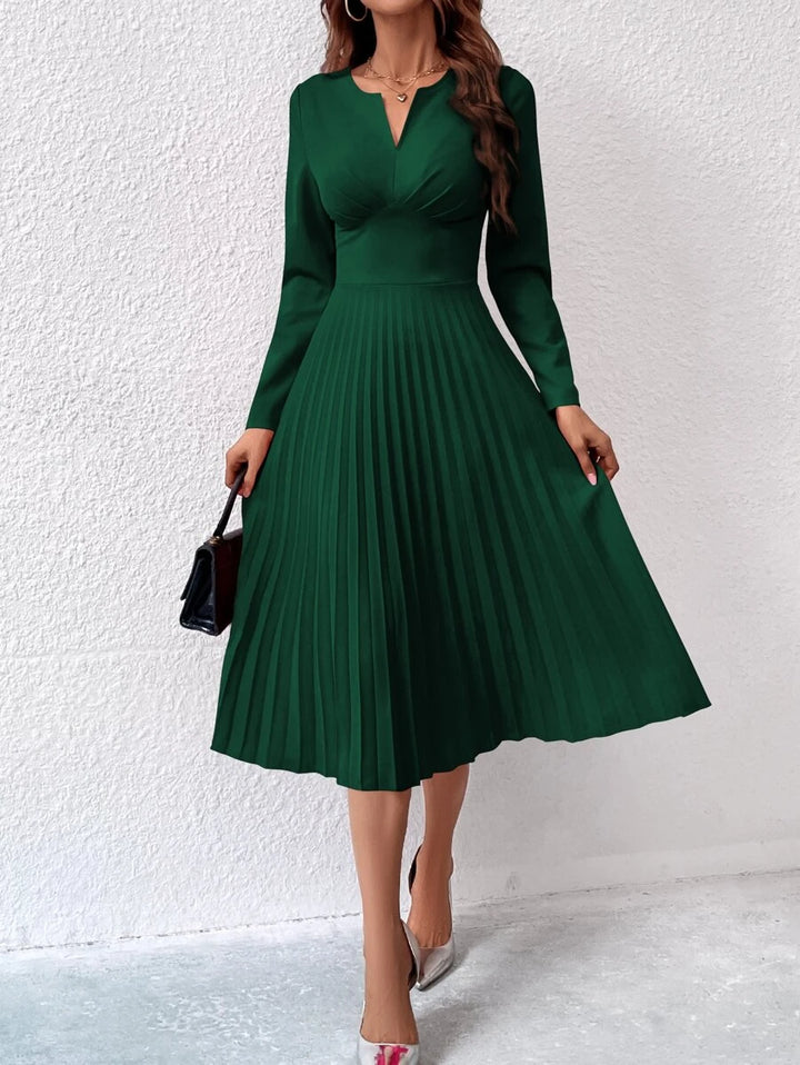 Kleid mit gekerbtem, elegantem Faltensaum