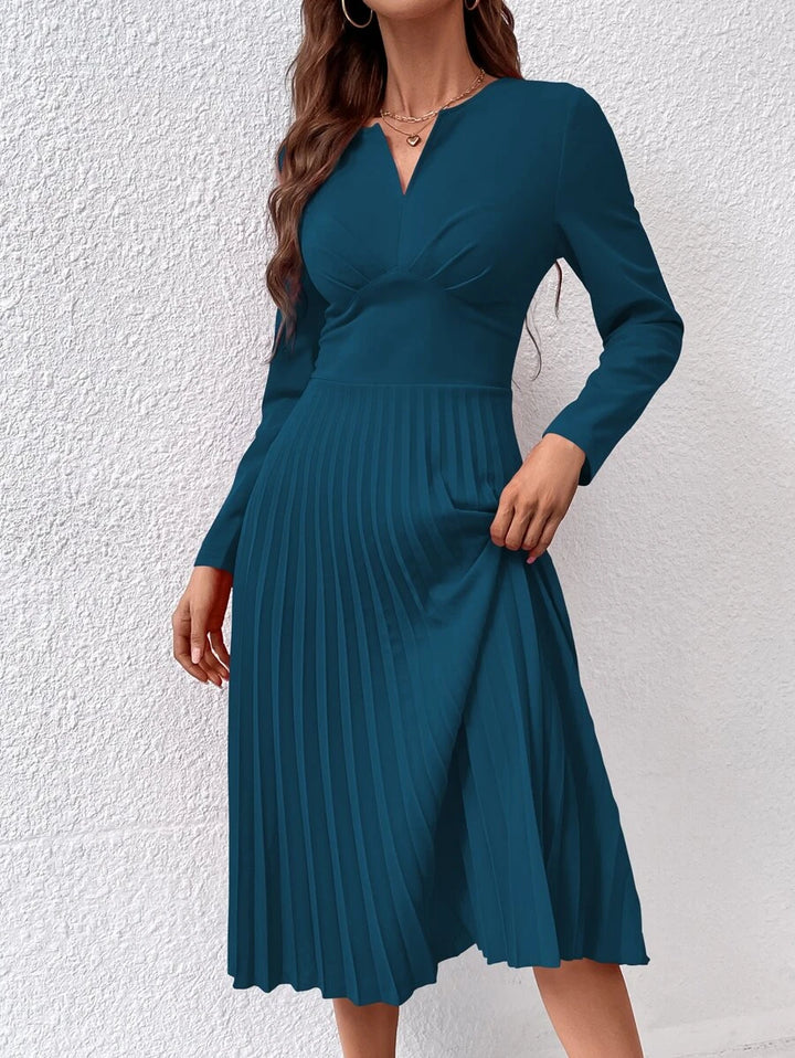 Kleid mit gekerbtem, elegantem Faltensaum