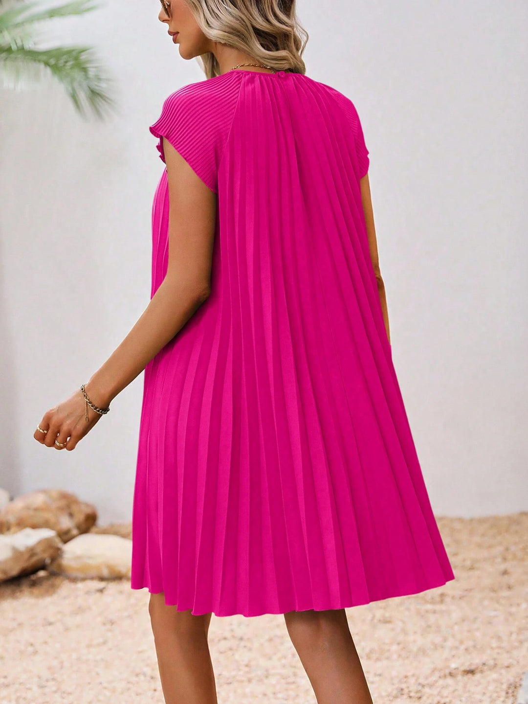 Kurzes Kleid mit normaler Passform und schlichtem Muster