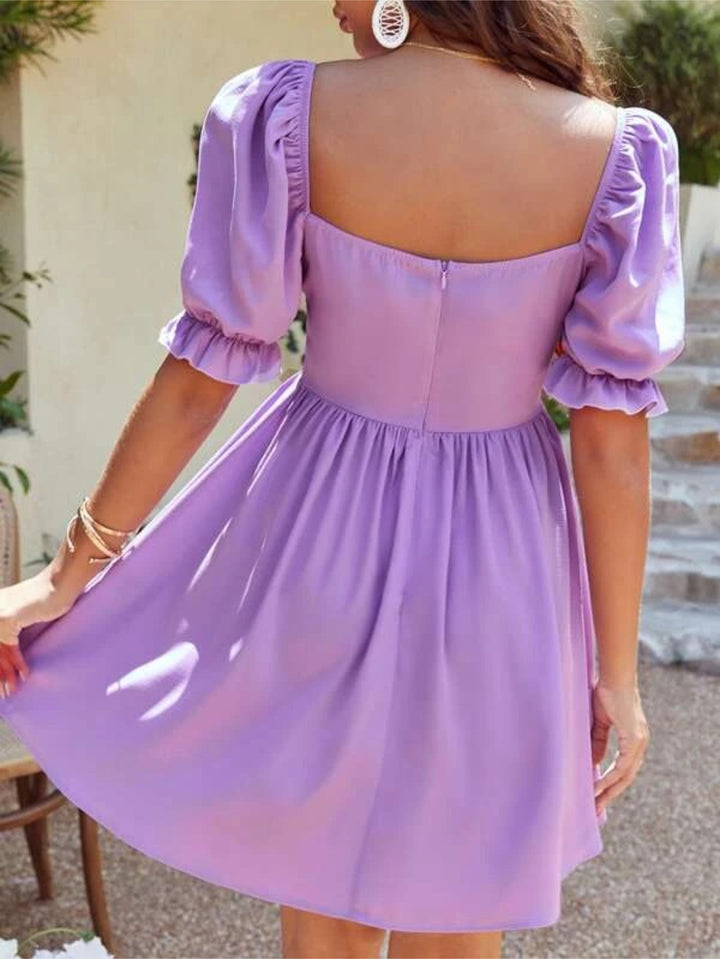 Einfarbiges Kleid mit Puffärmeln
