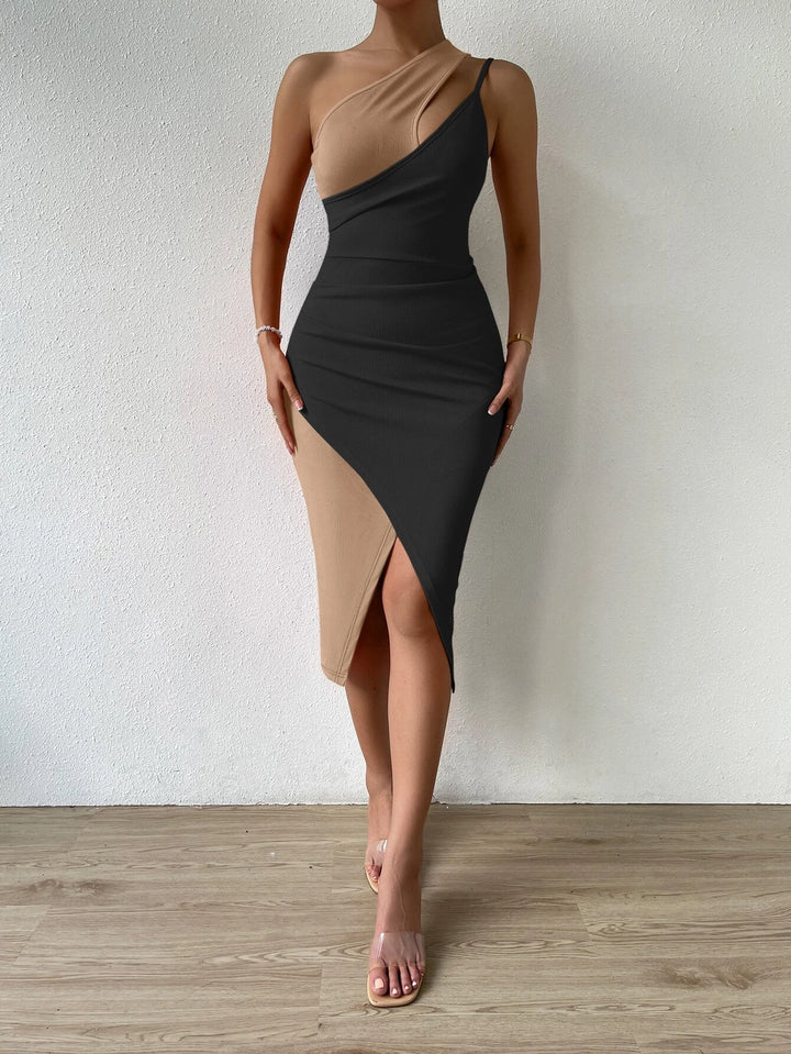 Kleid mit zweifarbigem Saumausschnitt