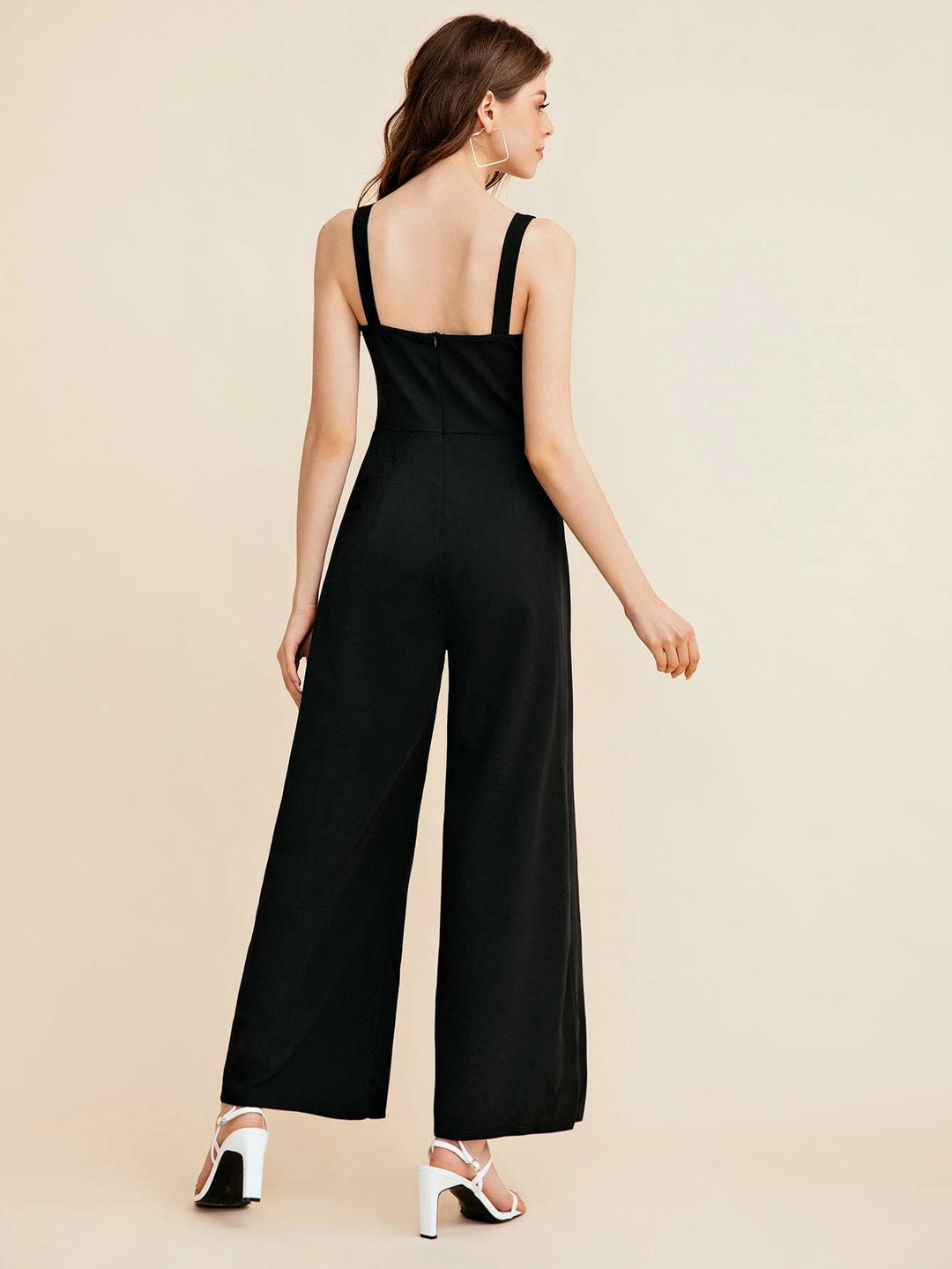 Einfarbiger Slip-Jumpsuit mit eingekerbtem Ausschnitt