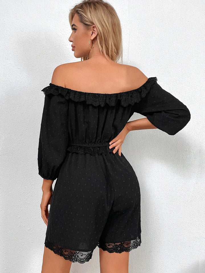 Schulterfreier Jumpsuit mit kontrastierender Spitze und Salatbesatz