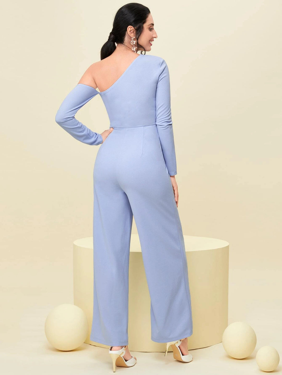 Asymmetrischer Jumpsuit mit seitlichem Knoten am Ausschnitt 