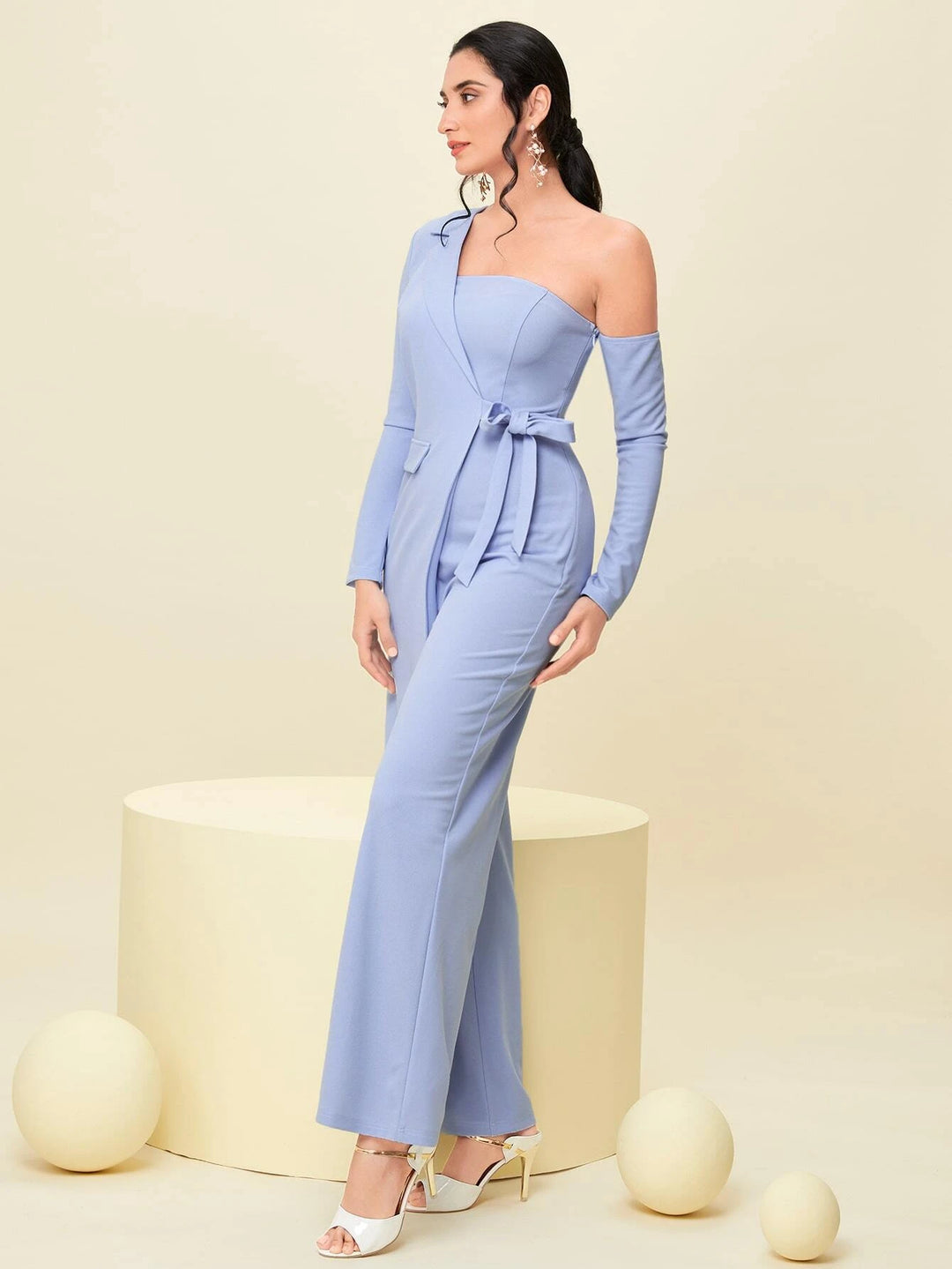 Asymmetrischer Jumpsuit mit seitlichem Knoten am Ausschnitt 