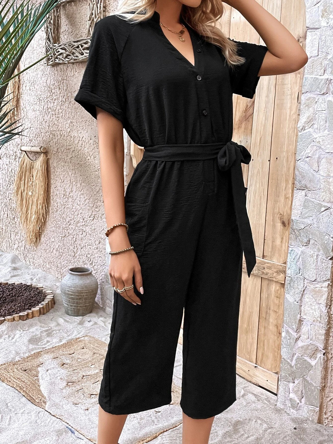 Capris-Jumpsuit mit halbem Knopf und Gürtel