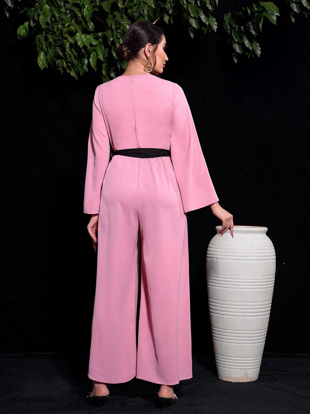 Langer Jumpsuit mit Trompetenärmeln und Gürtel