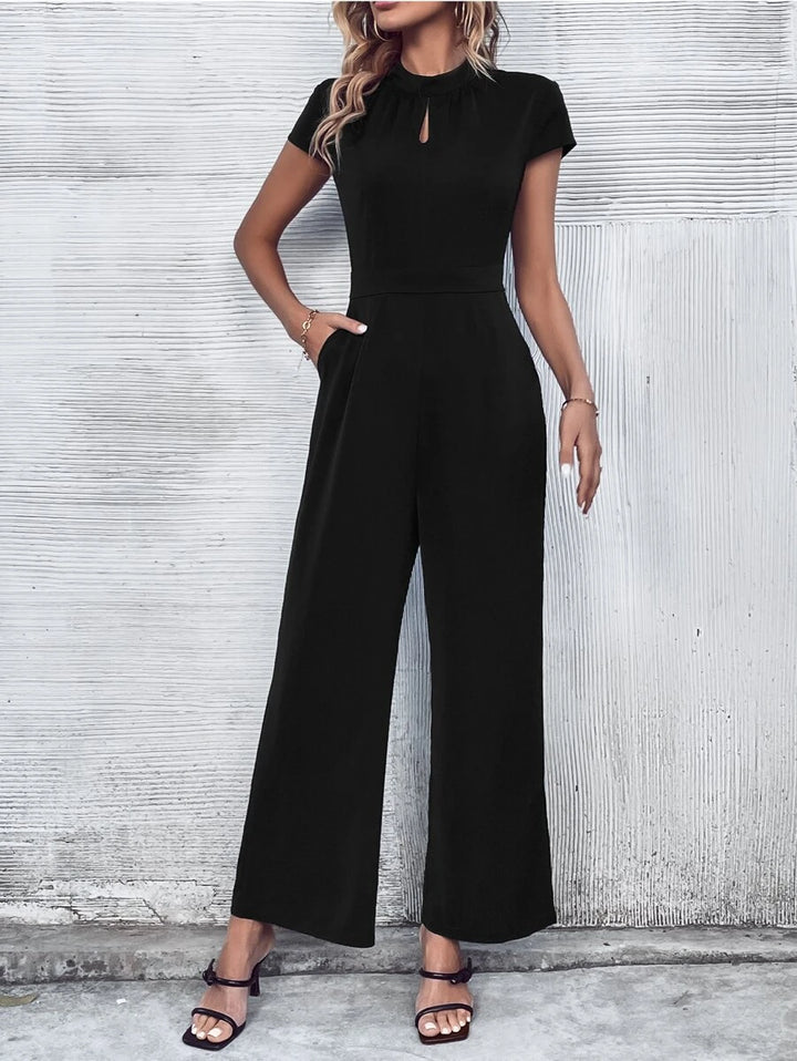 Jumpsuit mit weitem Beinausschnitt und Schlüssellochausschnitt