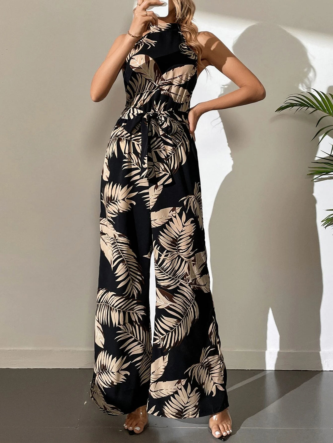 Langer Jumpsuit mit Gürtel und tropischem Print