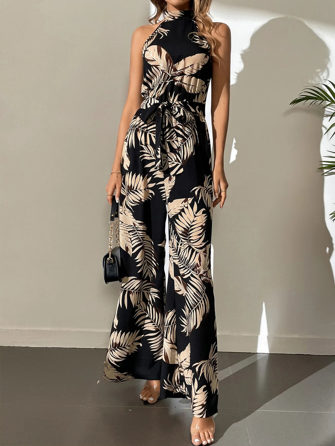 Langer Jumpsuit mit Gürtel und tropischem Print