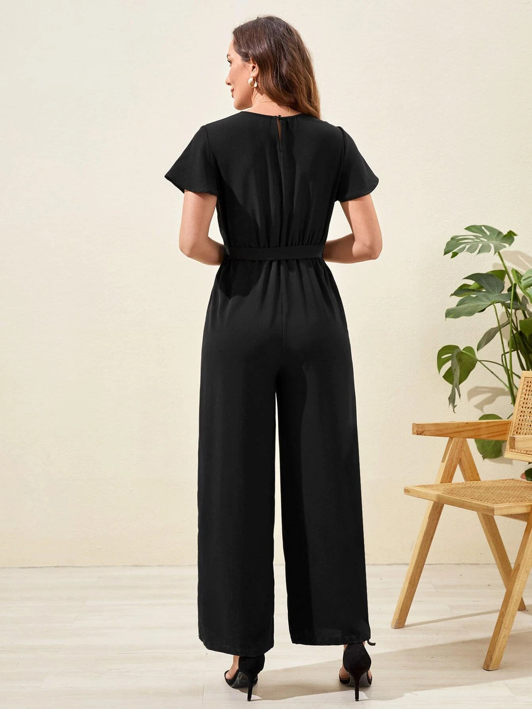 Jumpsuit mit weitem Bein und Gürtel und Schmetterlingsärmeln