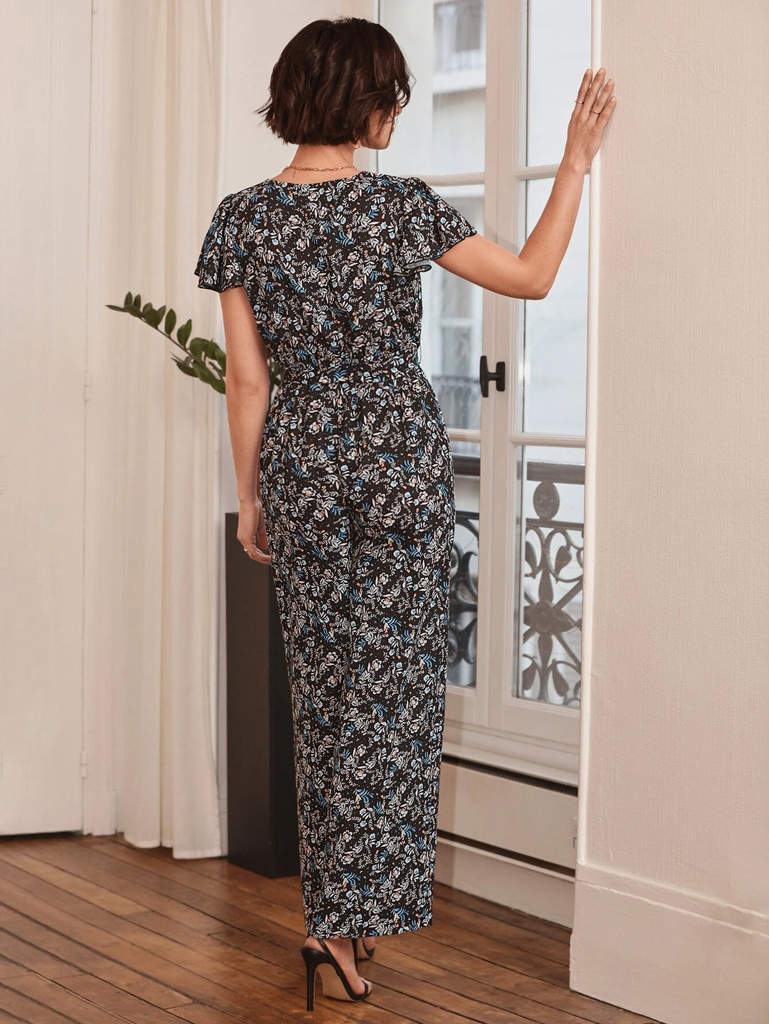 Jumpsuit mit weitem Bein und Gürtel und Blumenmuster