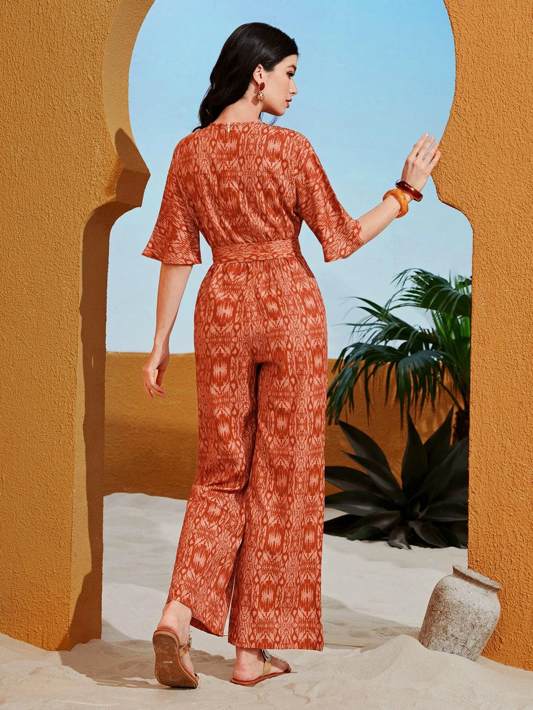 Bedruckter Jumpsuit mit halben Ärmeln und Gürtel