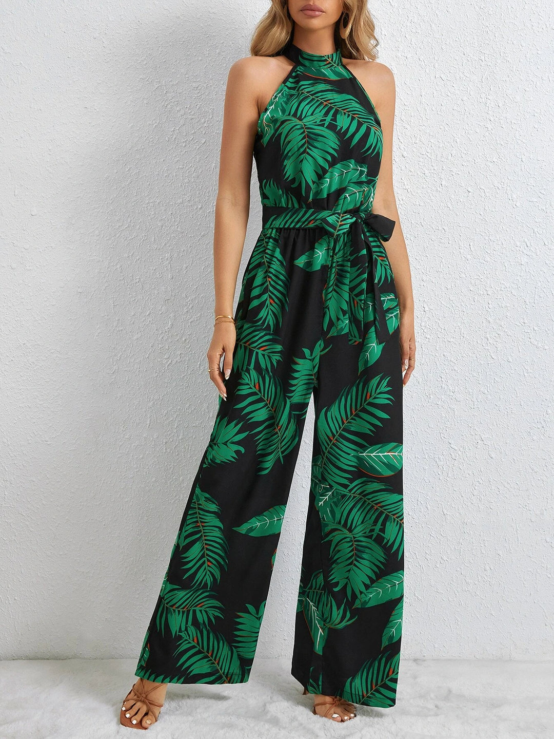 Langer Jumpsuit mit Gürtel und tropischem Print