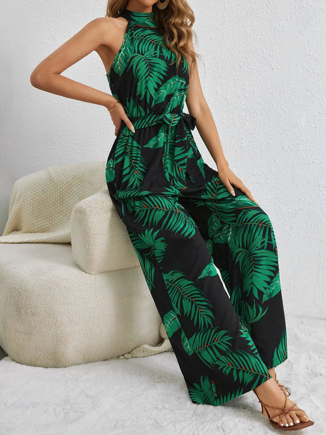 Langer Jumpsuit mit Gürtel und tropischem Print